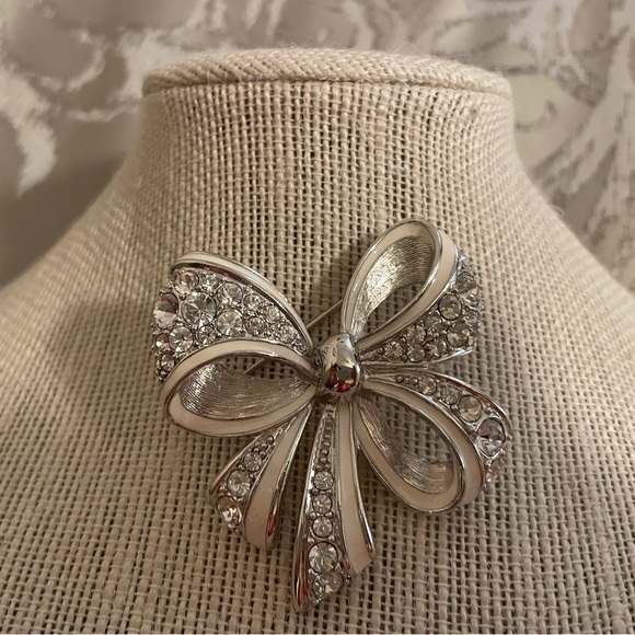 Nolan Miller crystal bow brooch - Picture 2 of 6